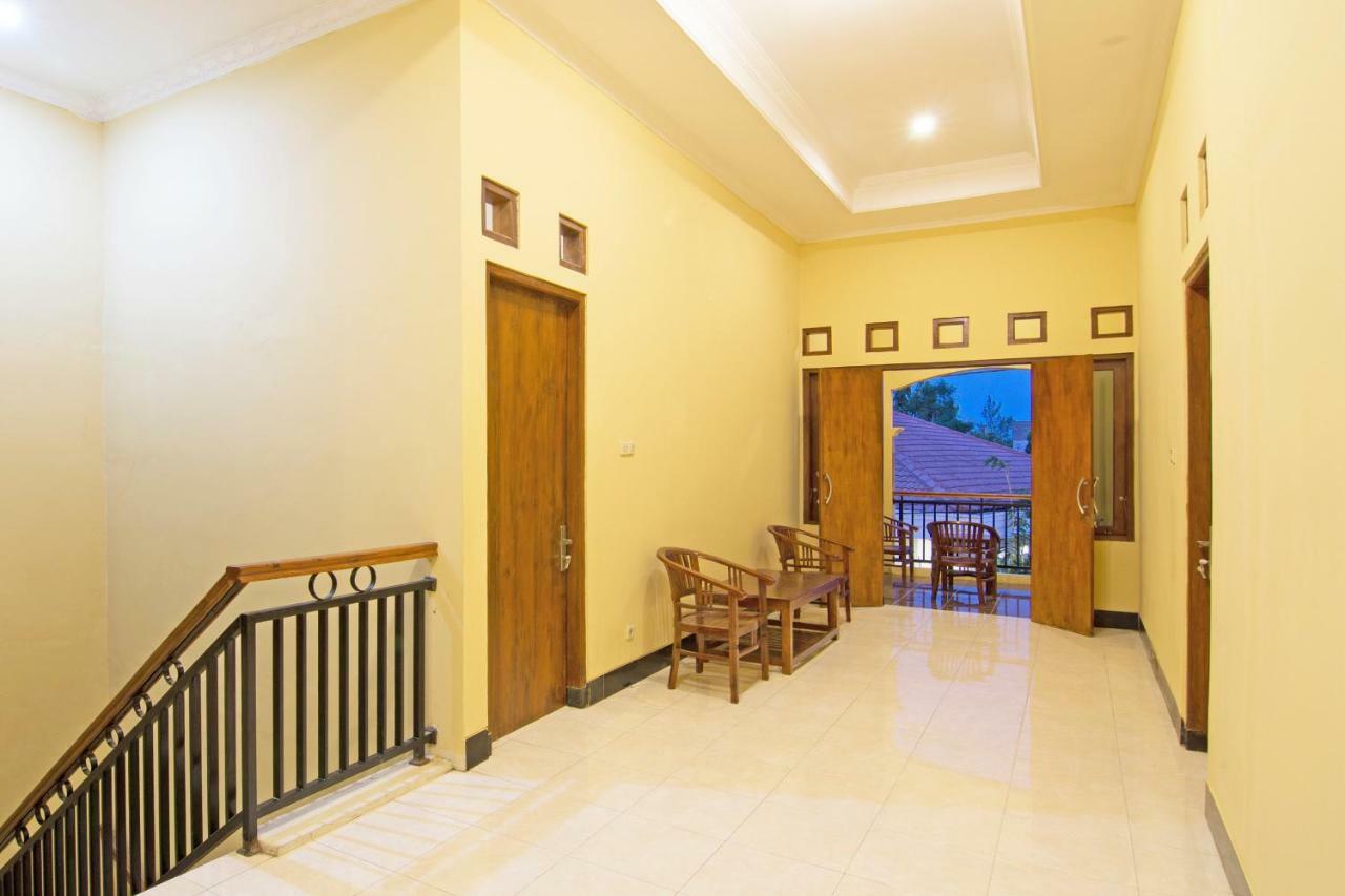 Oyo 931 Dara Dewi Homestay Джок'якарта Екстер'єр фото
